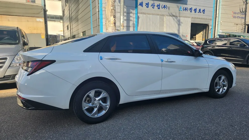 아반떼 단기자동차렌트 실내 운전석 공간