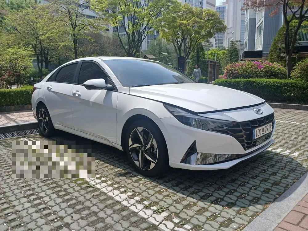 아반떼 단기자동차렌트 도로 주행 모습